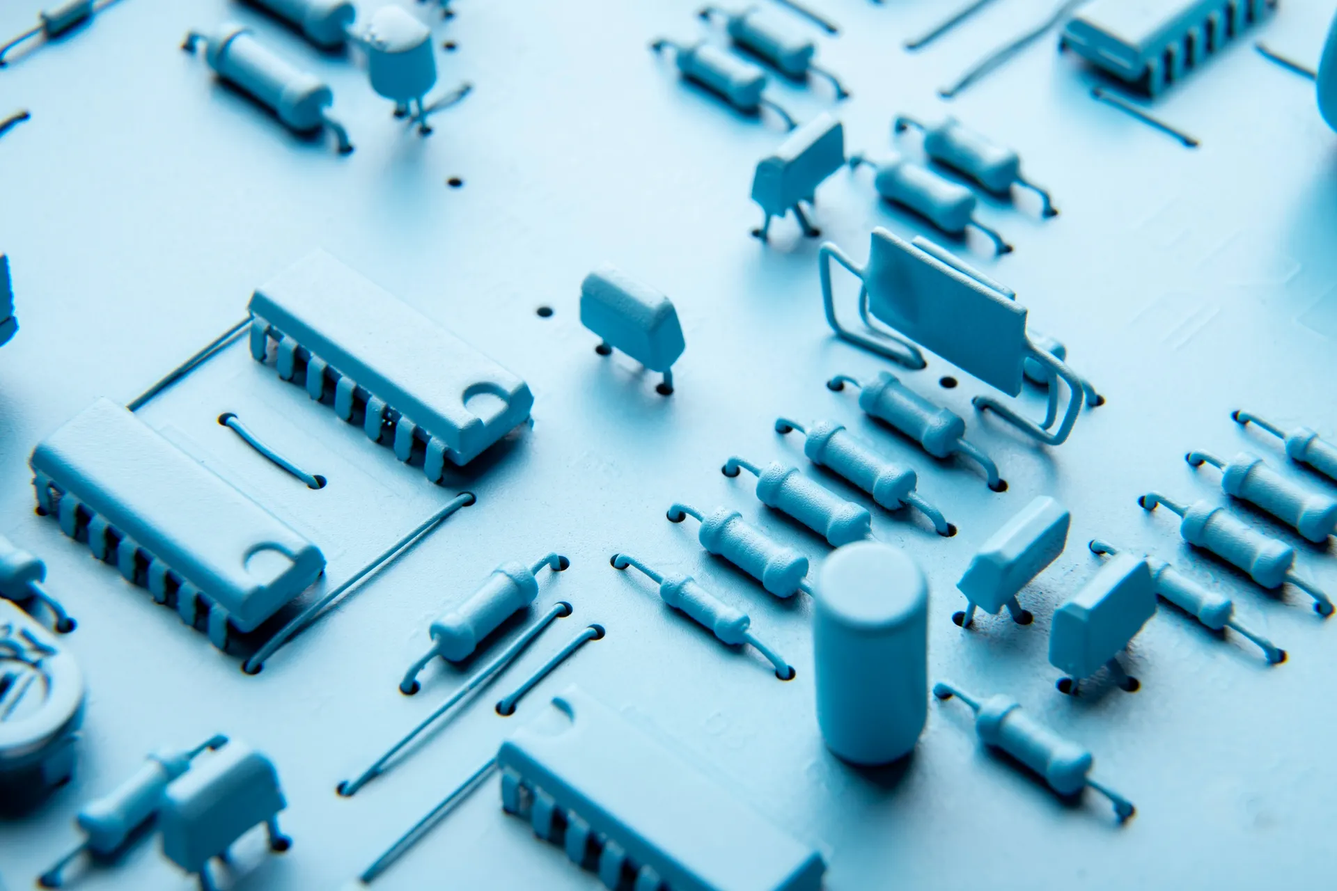 なぜ半導体にシリコンが選ばれる？構造や特性を解説
